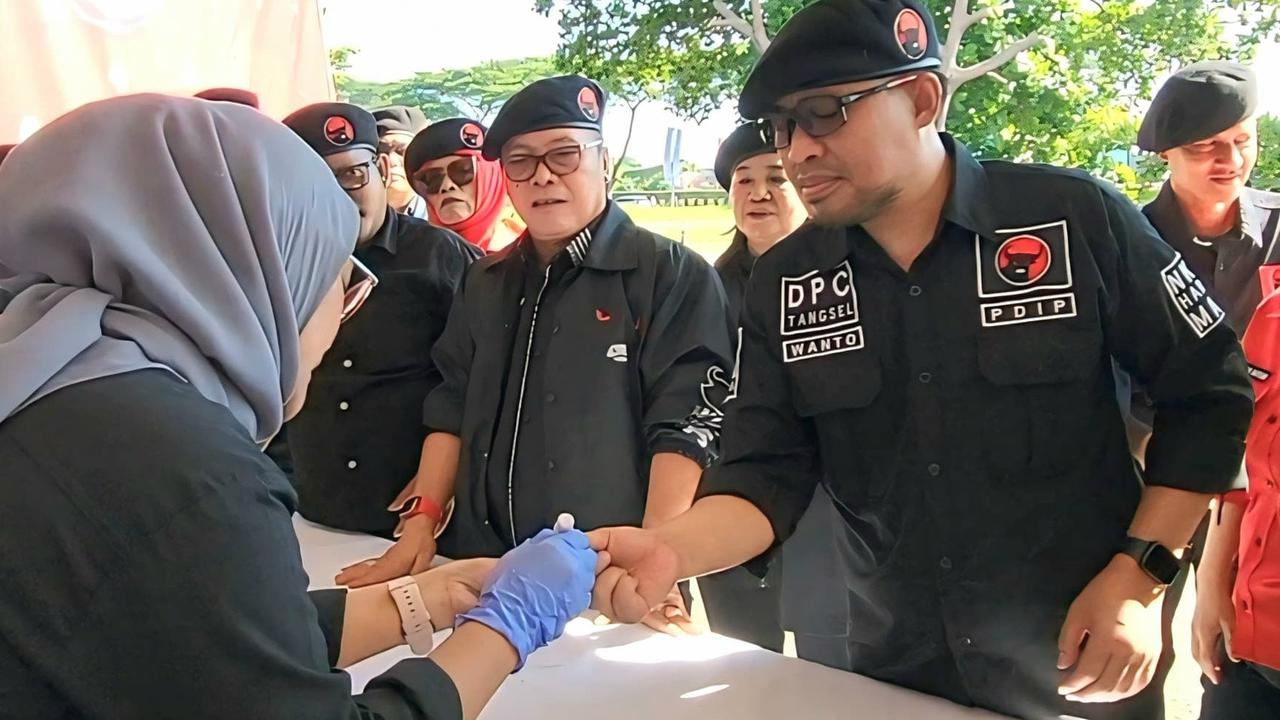 Kader PDIP Tangsel Cap Jempol Darah Dukung Megawati Soekarnoputri
