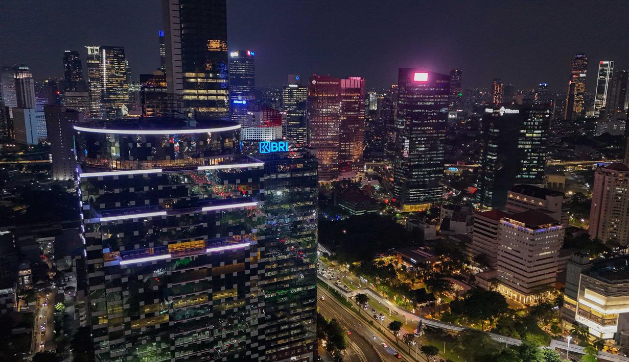 Hal ini ditujukan untuk memperkuat pengawasan serta menciptakan sistem keamanan yang terintegrasi. Tampak foto udara memperlihatkan suasana malam gedung-gedung bertingkat di kawasan Sudirman, Jakarta, Selasa (7/4/2026). (merdeka.com/Arie Basuki)