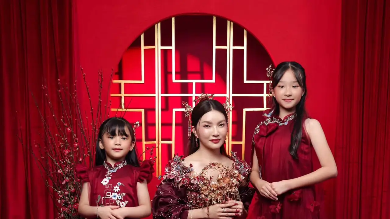 Sambut Imlek 2026, Sarwendah Tampil Anggun dengan Majestic Dress Bersama Kedua Putrinya