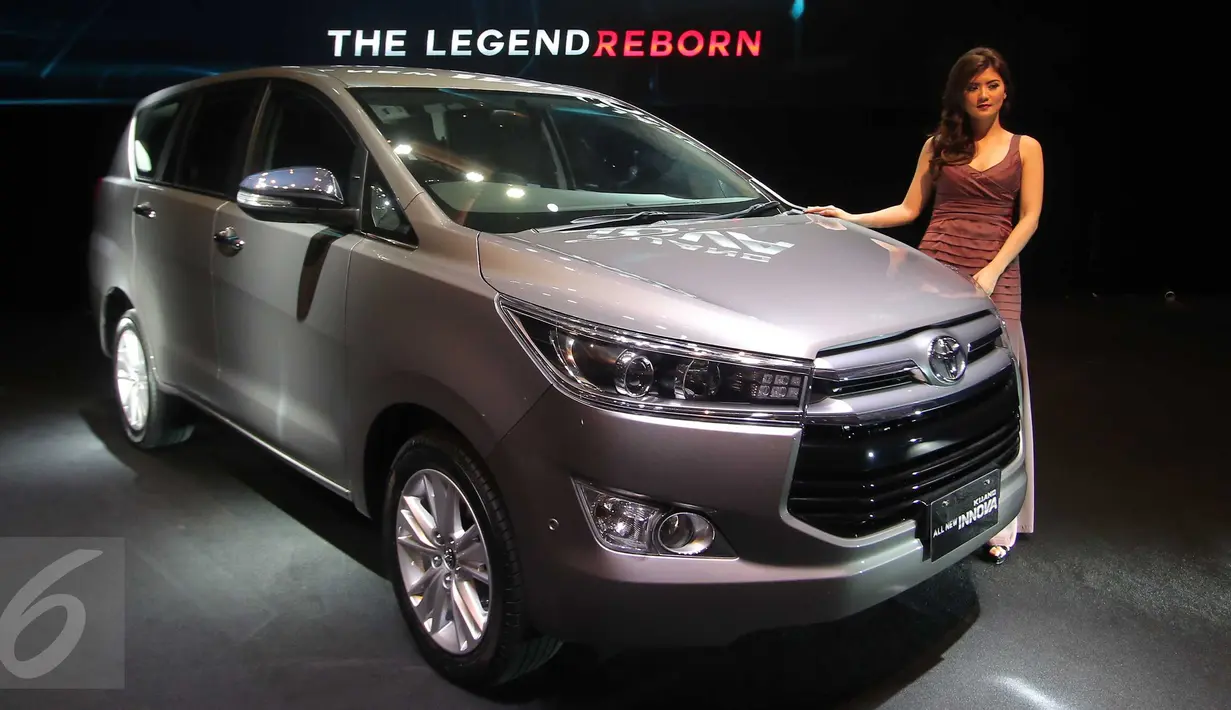 Model berpose di samping mobil All-New Kijang Innova yang baru diluncurkan di Jakarta, Senin (23/11). Walaupun hadir sebagai All New Kijang Innova, Toyota tetap mempertahankan ciri khas kijang sebagai kendaraan legendaris. (Liputan6.com/Angga Yuniar)
