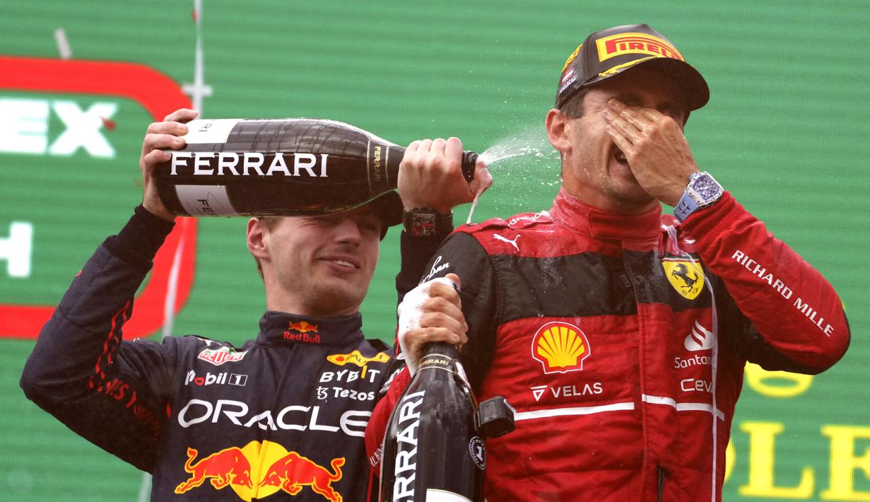 Usai finis kedua dalam balapan Formula 1 GP Austria, pembalap Oracle Red Bull Racing, Max Verstappen masih memimpin klasemen sementara dengan koleksi 208 poin. Pembalap asal Belanda ini diikuti oleh pembalap Scuderia Ferrari, Charles Leclerc, di peringkat kedua dengan 170 poin. (AP Photo/Matthias Schrader)