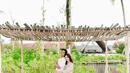 Namun ternyata di sisi lain, Surya Insmonia termasuk pria yang romantis pada sang istri, Tyara Renata yang juga sempat aktif membintangi berbagai judul FTV. (FOTO: instagram.com/tyararenata/)