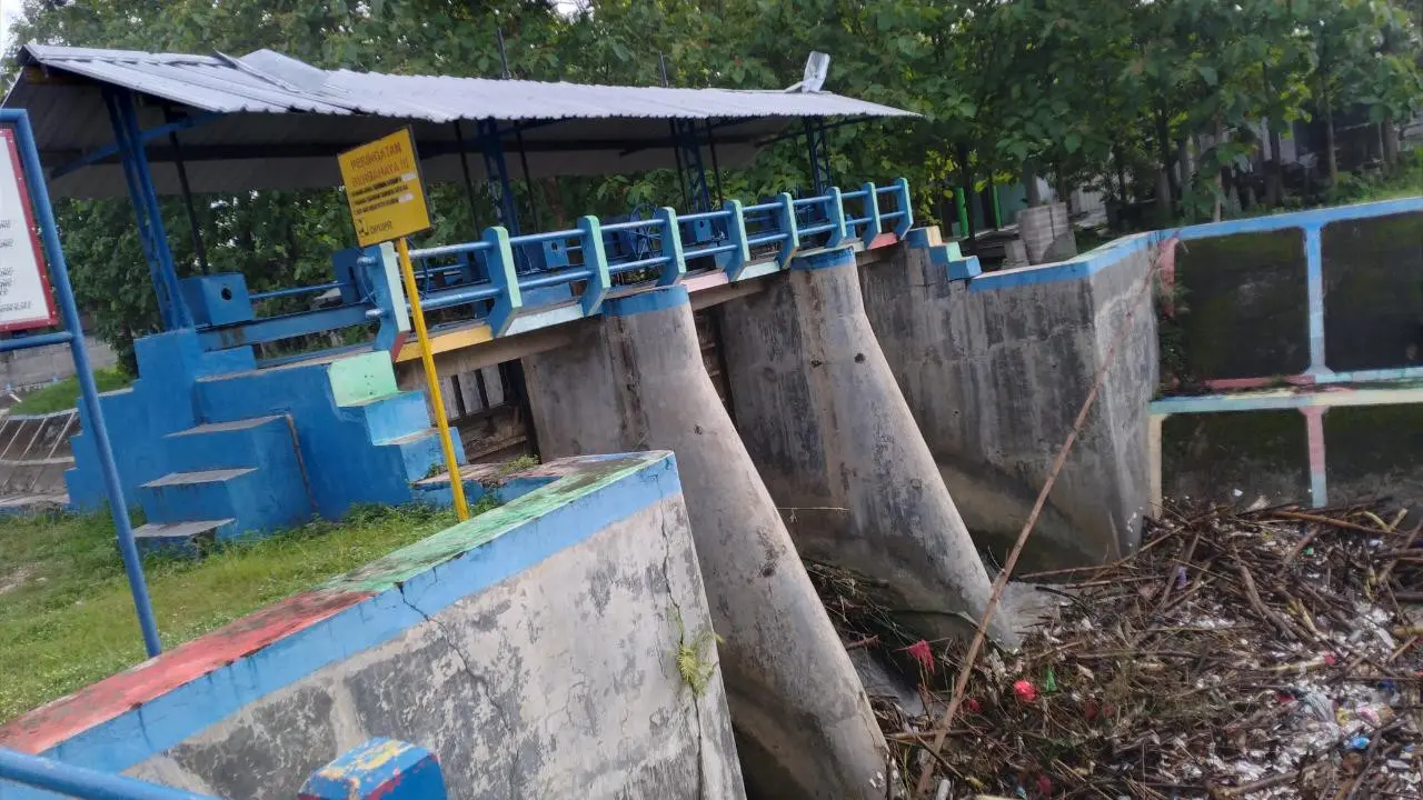 Penampakan sampah di bendungan kali Kidangan, Kelurahan Jepon, Kecamatan Jepon, Kabupaten Blora. (Liputan6.com/Ahmad Adirin)