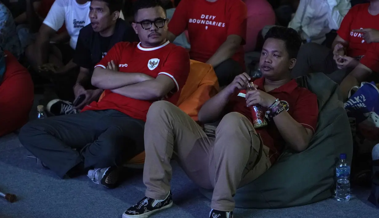 Wajah tegang komedian Dustin Tiffani (kanan) saat saat acara nonton bareng laga perebutan tempat ketiga Piala Asia U-23 2024 antara Timnas Indonesia U-23 menghadapi Irak di Plaza Kemenpora, Senayan, Jakarta Pusat, Kamis (2/5/2024) malam WIB. (Bola.com/Afi)