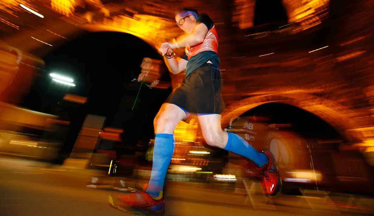 Seorang peserta berpartisipasi dalam lomba lari Vertical Running menaiki Menara Eiffel edisi ketiga di Paris, Kamis (16/3). Para peserta harus berlari menaiki 1665 anak tangga untuk mencapai puncak menara Eiffel. (AP Photo/Francois Mori)
