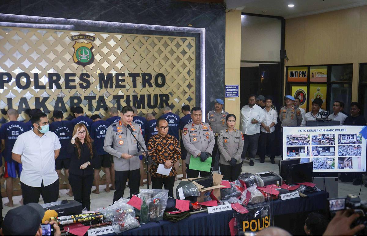 FOTO: Polisi Tetapkan 14 Tersangka Penyerangan Polres dan Polsek di Jakarta Timur