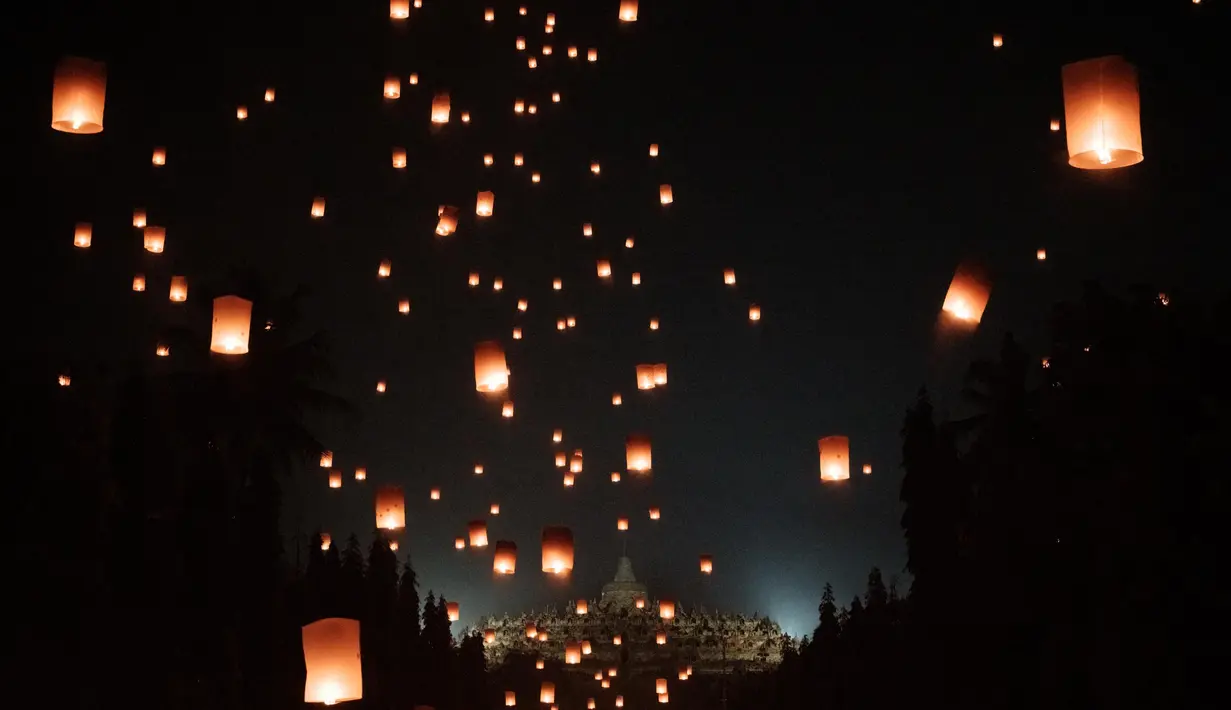 Menerangi malam dengan lampion merupakan bentuk penghormatan terhadap Sang Buddha dan ajaran sucinya. (YASUYOSHI CHIBA/AFP)