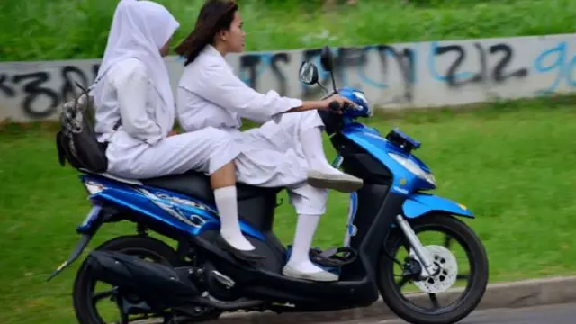 Bikin Geregetan, 7 Gaya Cewek di Indonesia Kalo Naik Motor