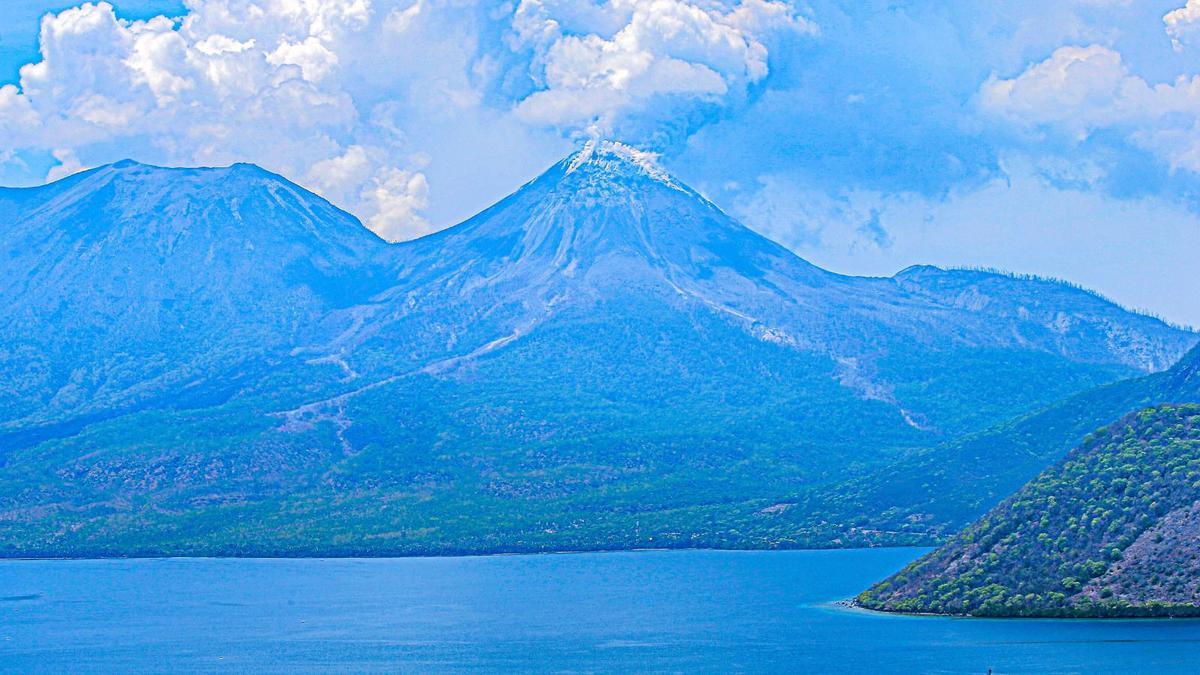Gunung Lewotobi Laki-laki Erupsi, Bandara di Labuan Bajo hingga Maumere Terpaksa Ditutup