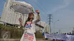 Sejumlah nelayan melakukan aksi long march menolak reklamasi Teluk Jakarta di kawasan Muara Angke, Jakarta, Rabu (2/12). Mereka menolak keras proyek reklamasi pulau G karena dapat menghilangkan sumber kehidupan para nelayan. (Liputan6.com/Gempur M Surya)