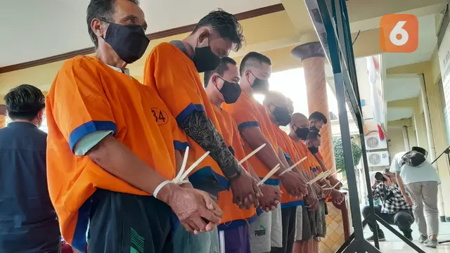 Tersangka perjudian di Banyuwangi dihadirkan dalam konfrensi pers (Hermawan Arifianto/Liputan6.com)