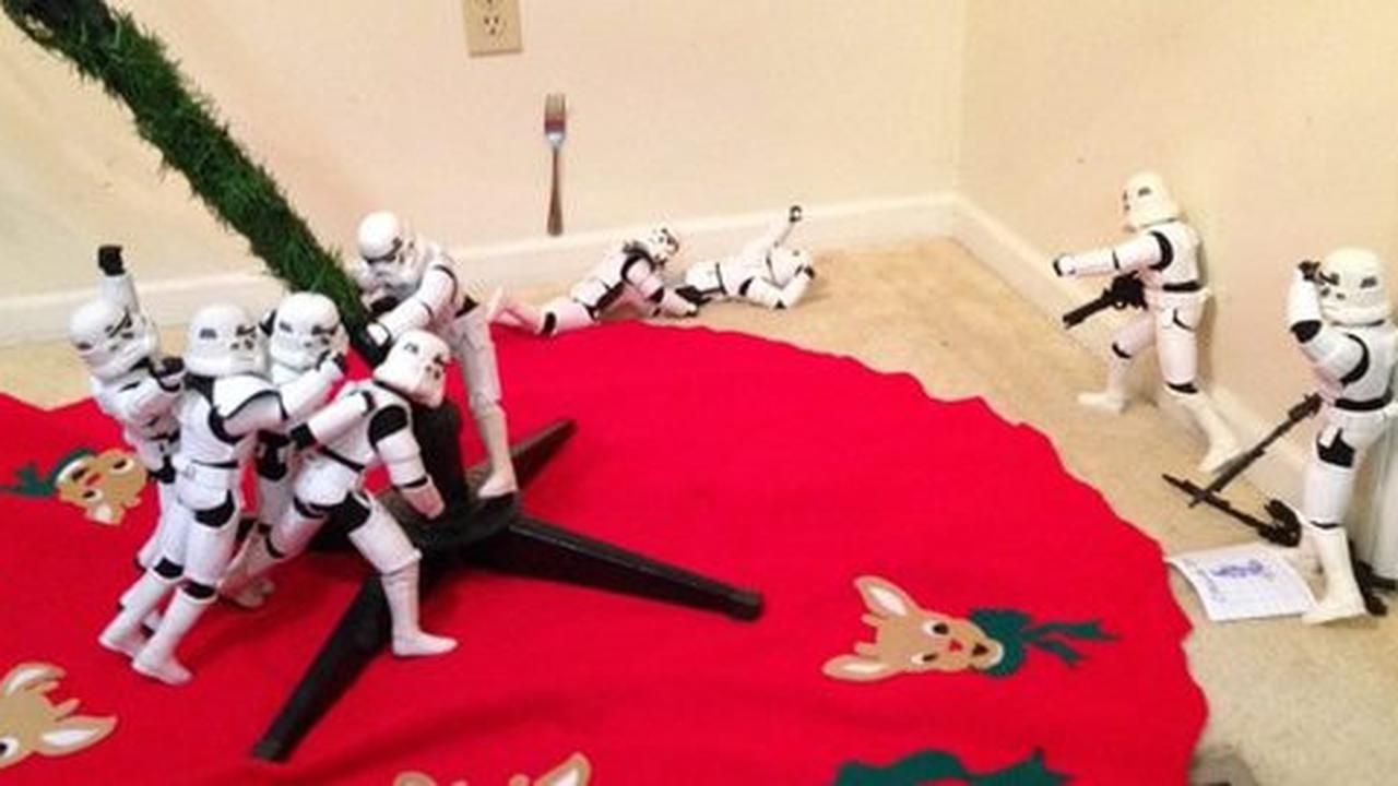 Puluhan stormtrooper bantu pria ini hias pohon natal