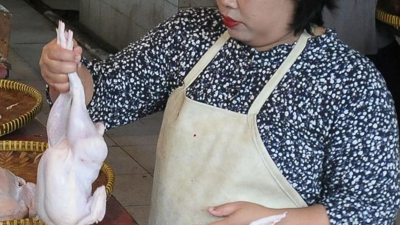 Pedagang menyiapkan ayam ras yang akan dijual di Pasar Klender, Jakarta, Senin (26/2/2024). Foto: merdeka.com / Imam Buhori