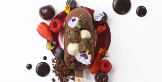 Red Forest dibuat terdiri dari Magnum Double Chocolate, dark cherry, cherry compote, bitter chocolate sauce, dan fudge sponge. Kamu bisa menikmatinya Social Affair (Magnum)