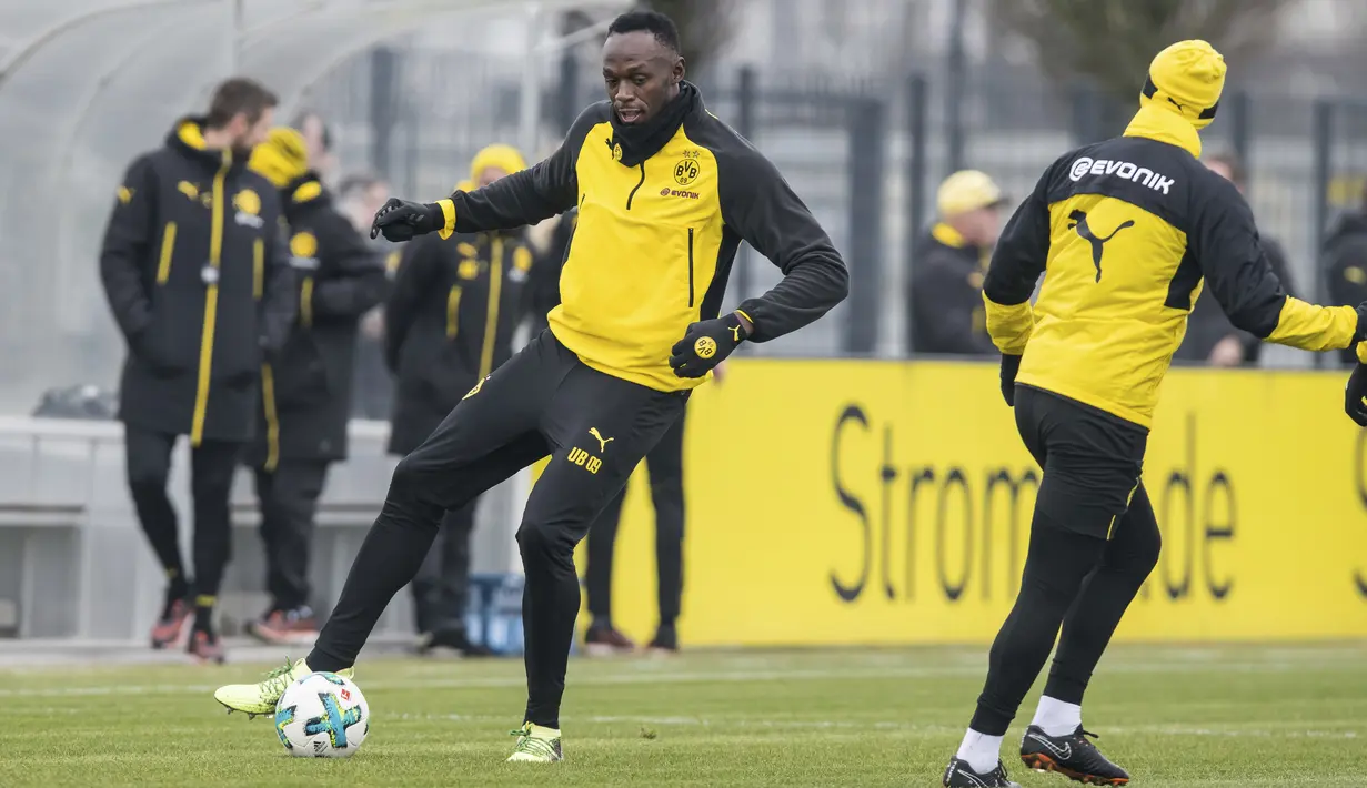 Aksi Usain Bolt mengontrol bola saat latihan bersama Borussia Dortmund Dortmund di Dortmund, Jerman, (23/3/2018). Bolt pensiun dari dunia atletik usai Kejuaraan Dunia 2017. (Guido Kirchner/dpa via AP)