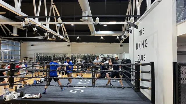 Para petarung MMA Fight Academy mematangkan teknik bertinjunya di BXNG Club, San Diego, Amerika Serikat