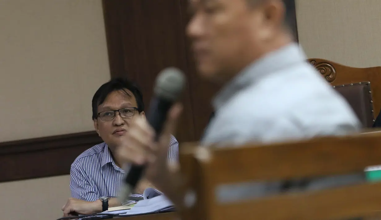 Terdakwa kasus dugaan suap kepada Bupati Kabupaten Kepulauan Talaud non aktif Sri Wahyumi Manalip terkait pengadaan barang dan jasa Tahun Anggaran 2019, Bernard Hanafi Kalalo (kiri) saat menjalani sidang lanjutan di Pengadilan Tipikor, Jakarta, Rabu (31/7/2019). (Liputan6.com/Helmi Fithriansyah)