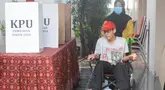 Penyandang disabilitas bersama pendamping menggunakan hak pilihnya pada Pemilihan Kepala Daerah (Pilkada) Serentak 2004 di Tempat Pemungutan Suara (TPS) 31 kawasan Lebak Bulus, Jakarta Selatan, Rabu (27/11/2024). (merdeka.com/Arie Basuki)