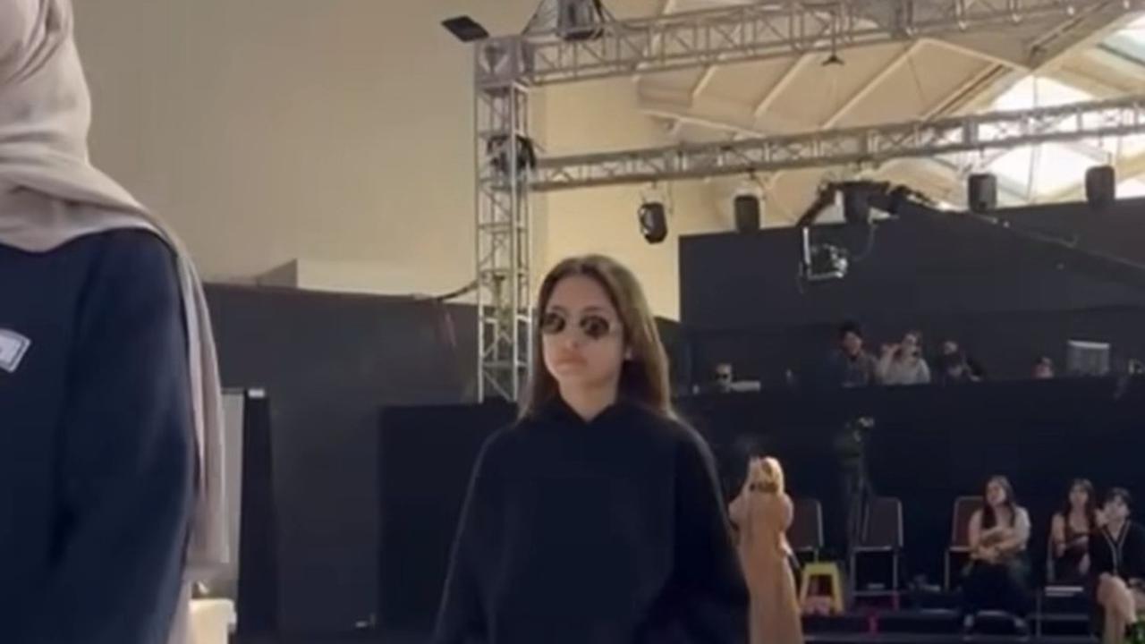 Pada gladi resik, Jennifer tampil simpel namun tetap stylish dengan OOTD serba hitam yang dipadukan dengan kacamata hitam.<br>