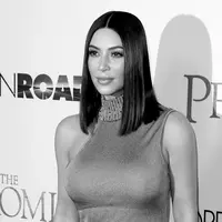 Kim Kardashian dan Kanye West berada di ruang persalinan saat ibu pengganti melahirkan anak ke tiganya.