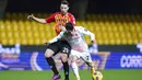 Pemain AC Milan Brahim Diaz (kanan) berebut bola dengan pemain Benevento Artur Ionita pada pertandingan Liga Italia di Stadion Vigorito, Benevento, Italia, Minggu (3/1/2021). (Spada/LaPresse via AP)