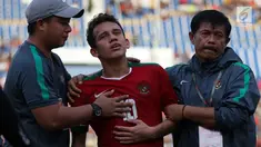 Pelatih Timnas Indonesia U-19, Indra Sjafri memeluk gelandang Egy Maulana Vikrin usai gagal melangkah ke final Piala AFF U-18 2017 setelah kalah dari Thailand lewat adu penalti di Stadion Thuwunna, Yangon, Jumat (15/9). (Liputan6.com/Yoppy Renato)