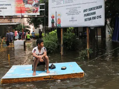 Warga menarik perahu darurat di sekitar Rumah Susun (Rusun) Bumi Cengkareng Indah (BCI), Jakarta Barat, Kamis (30/1/2025). (Magang/Liputan6.com/Muhammad Rizal)