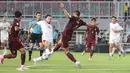 Gelandang Timnas Indonesia Marc Klok menguasai bola saat menghadapi pemain Kamboja pada laga Grup A Piala AFF 2026 di Stadion Pakansari, Bogor, Jawa Barat, Senin (27/7/2026). Timnas Indonesia membuka langkah di turnamen dengan kemenangan meyakinkan 5-1 atas Kamboja. Mitchell Baker menjadi bintang kemenangan lewat torehan hattrick, sementara dua gol lainnya dicetak Sandy Walsh dan Jens Raven. (KLY/Budy Santoso)