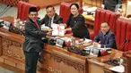 Menteri Dalam Negeri Tito Karnavian (kiri) memberikan laporan kepada Ketua DPR Puan Maharani (kedua kanan) disaksikan Wakil Ketua DPR RI Sufmi Dasco Ahmad (kanan) dan Lowedijk F. Paulus (kedua kiri) saat Rapat Paripurna ke-10 masa persidangan II tahun 2022-2023 di Kompleks Parlemen, Senayan, Jakarta, Selasa, (17/11). Rapat Paripurna DPR RI mengesahkan pembentukan provinsi Papua Barat Daya. (Liputan6.com/Angga Yuniar)