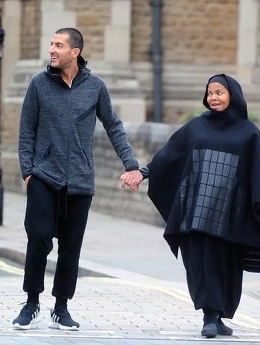 Meski sudah berusia 50 tahun, Janet Jackson kabarnya tak merasa khawatir dengan kondisi kehamilannya. Terbukti, Janet dengan tampilan baru berhijabnya sedang melenggang bersama Wissam pada akhir pekan lalu. (doc.dailymail)