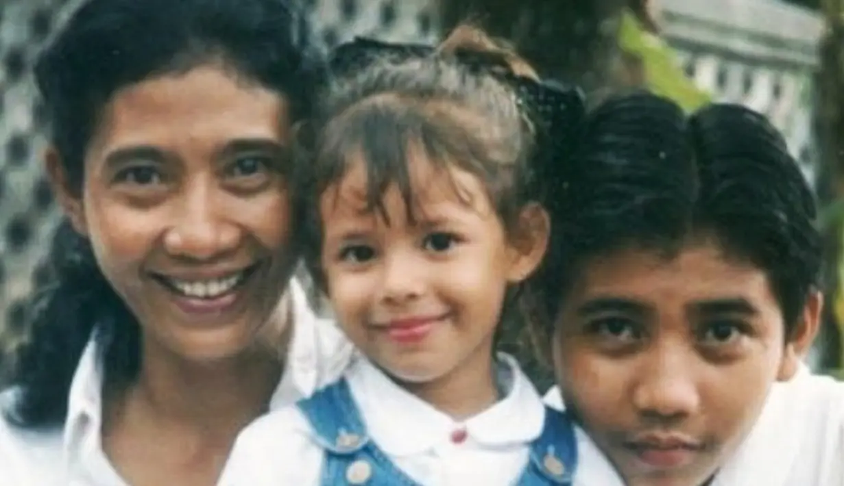 Lebih jauh ke masa lalu, potret jadul Nadine Kaiser saat masih kecil terlihat menggemaskan. Nadine benar-benar mewarisi paras bule dari Daniel Kaiser. Rambut ikalnya menurun dari kecantikan Susi Pudjiastuti. (Liputan6.com/IG/@nadiepascale)