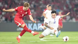 Pemain Timnas Indonesia Luke Vickery melepaskan tendangan keras ke arah gawang Thailand pada laga final FIFA ASEAN Cup 2026 di Stadion Utama Gelora Bung Karno (SUGBK), Jakarta, Minggu (5/10/2026). (KLY/Budy Santoso)