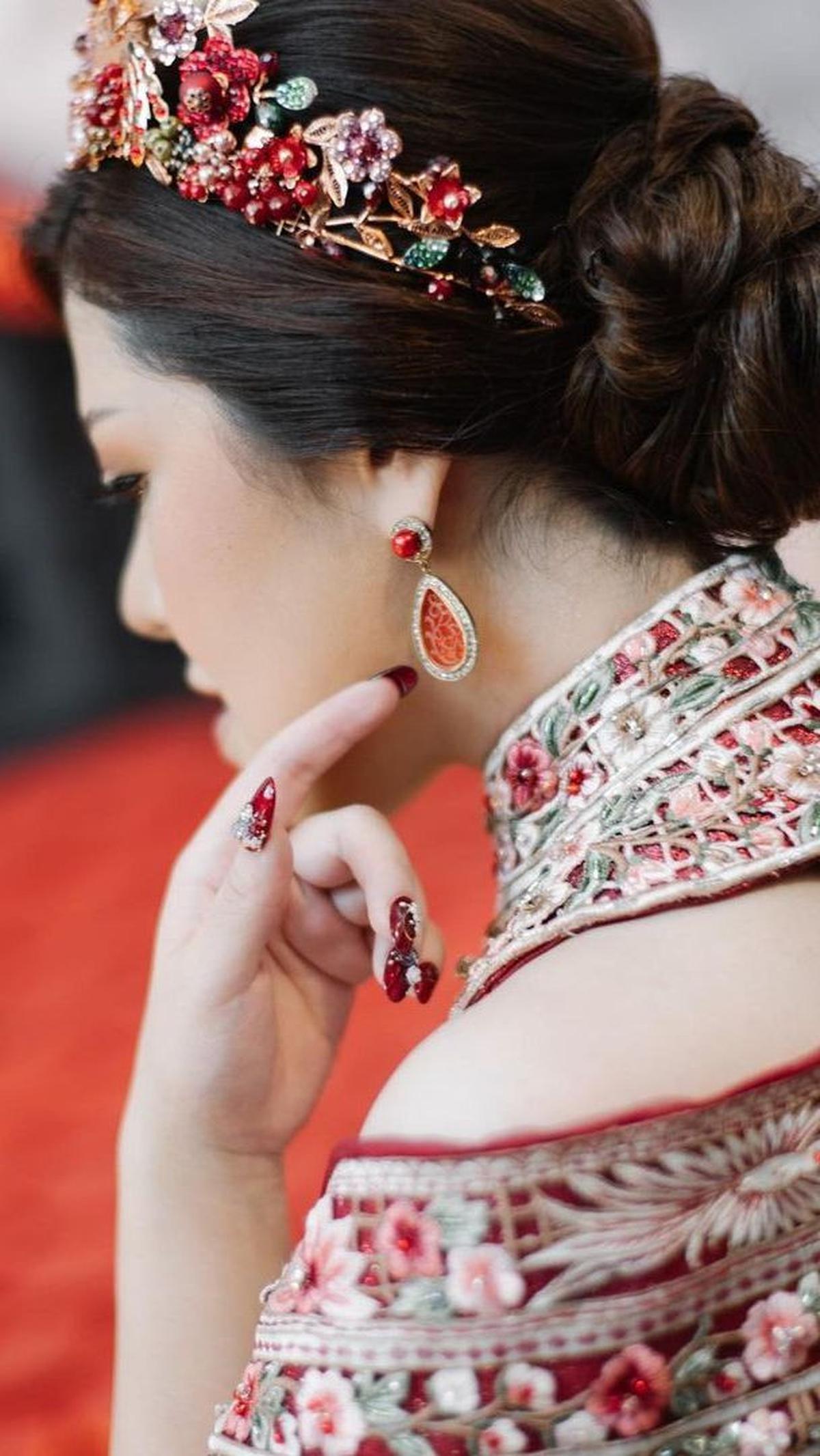 Pada bagian rambut, Tina Toon memakai aksesoris mutiara bak taman bunga dengan detail floral. Pesonanya sukses bikin pangling.