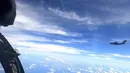 Foto yang diambil pada 31 Mei 2021 dan dirilis pada 1 Juni 2021 menunjukkan pesawat Ilyushin Il-76 milik China PLAAF yang menurut otoritas Malaysia berada di wilayah udara di atas zona maritim Malaysia dekat pantai negara bagian Sarawak di pulau Kalimantan. (Royal Malaysian Air Force via AP)