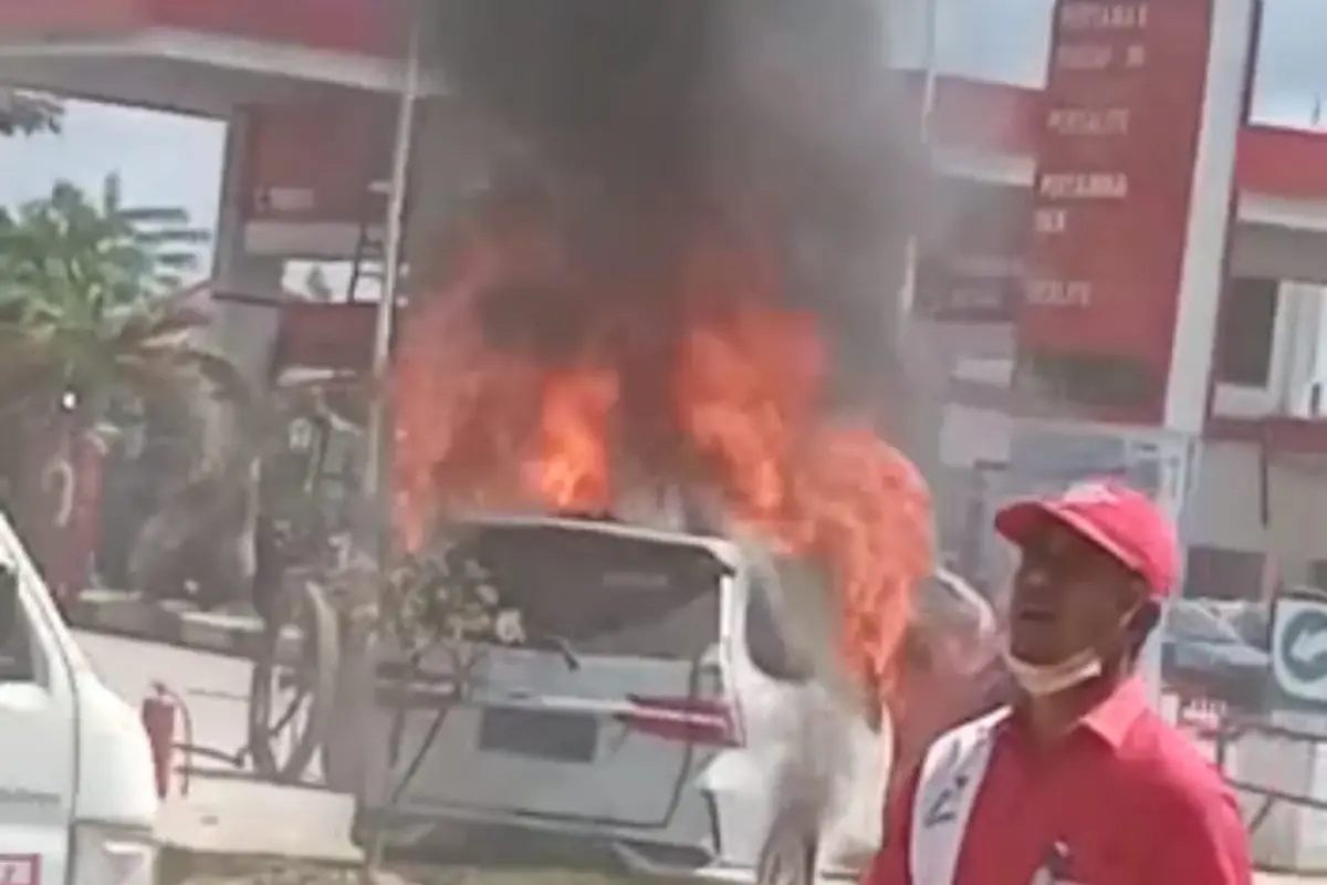 Mobil minibus terbakar di SPBU Kendari saat sedang mengisi BBM Rabu (1/6/2022).(Liputan6.com/Ahmad Akbar Fua)