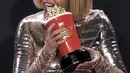 Aktris Taraji P. Henson berpose dengan trofi penghargaan best fight against the system untuk film Hidden Figures di MTV Movie and TV Awards, Los Angeles, (7/5). (Photo by Richard Shotwell/Invision/AP)