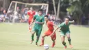 Striker Persija Jakarta, Ade Jantra, berusaha lepas dari apitan pemain PS AD pada laga uji coba di Lapangan Villa 2000, Tangerang, Jumat (4/3/2016). (Bola.com/Vitalis Yogi Trisna)