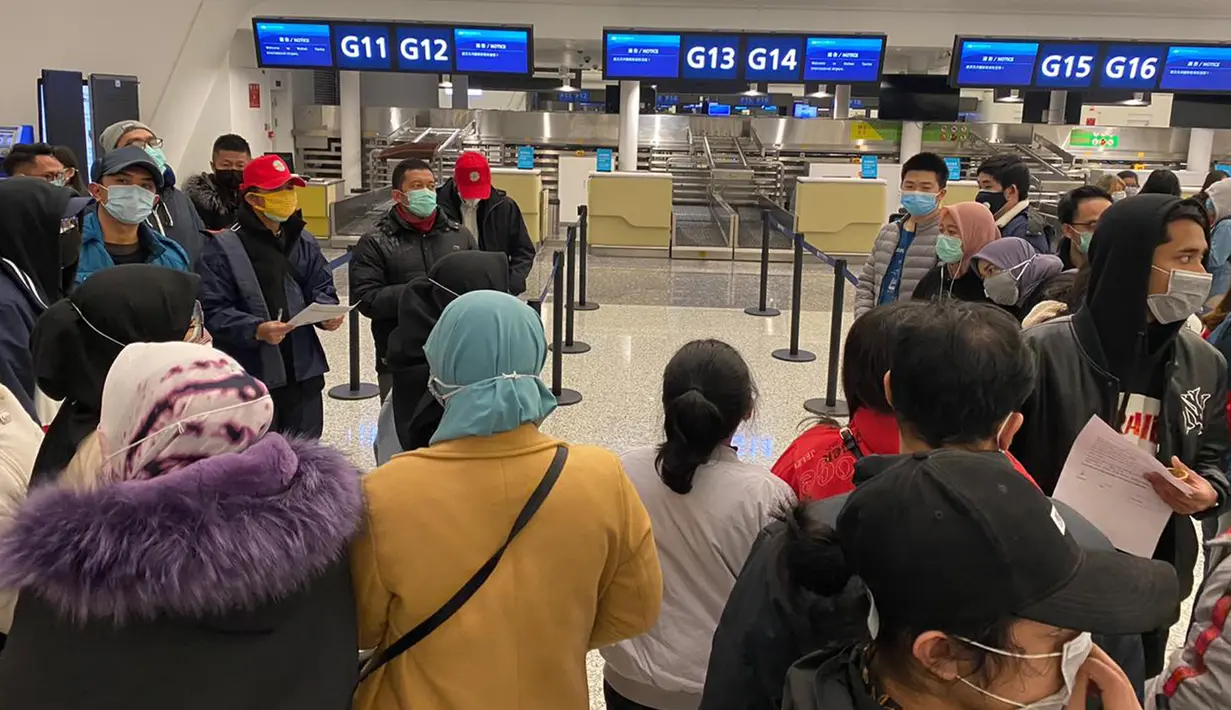 Sejumlah Warga Negara Indonesia (WNI) yang akan dievakuasi tiba di Bandara Internasional Tianhe, Wuhan, Hubei, China, Sabtu, (1/2/2020). Sebanyak 245 WNI di Wuhan, China, direncanakan tiba di Bandara Hang Nadim, Batam, pagi ini, Minggu (2/2/2020). (foto:Duta Besar RI di Beijing)