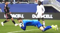 Maarten Paes, calon kiper naturalisasi Indonesia, tampil apik saat dimainkan FC Dallas saat melawan Inter Miami pada laga uji coba di Cotton Bowl, Dallas, Selasa (23/1/2024). (Getty Images/AFP/Carmen Mandato)