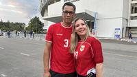 Dari segelintir suporter Timnas Indonesia U-22 di 700th Anniversary Stadium, Chiang Mai, pada Senin (8/12/2025), dua di antaranya adalah Frits dan Richarda Markx, orang tua Dion Markx. (Bola.com/Muhammad Adi Yaksa)