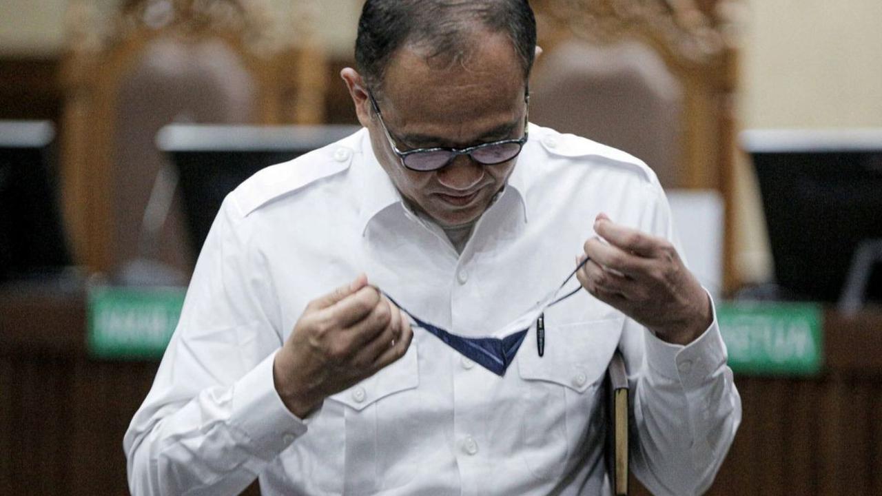 Jika tidak, maka harta bendanya dapat disita oleh jaksa dan dilelang untuk menutupi uang pengganti tersebut.
