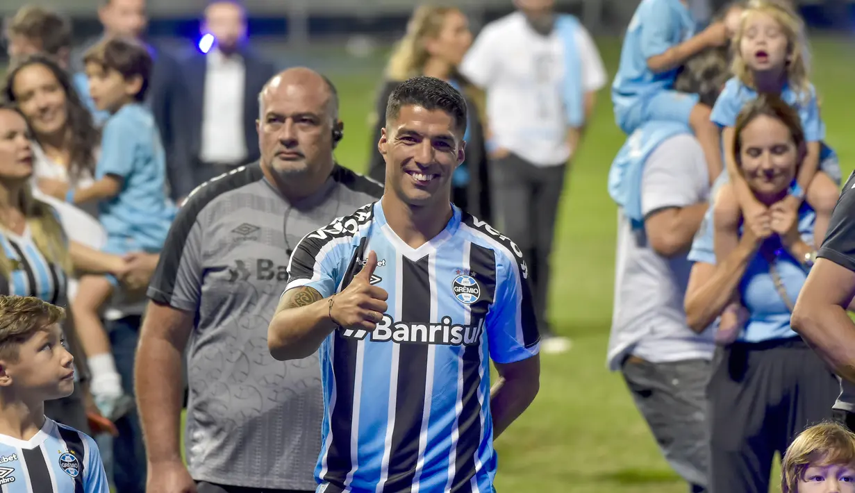 Pesepakbola Uruguay Luis Suarez mengacungkan jempol saat sesi perkenalannya sebagai pemain baru Gremio di stadion Gremio Arena, di Porto Alegre, Brasil, Rabu (4/1/2023). Mmantan pemain Barcelona dan Atletico Madrid itu dikabarkan menolak proposal dari sejumlah klub Arab Saudi dan Amerika Serikat. (AP Photo/Wesley Santos)