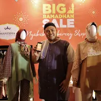 Ivan Gunawan dengan hijab Mandjha. (Sumber foto: Shopee)