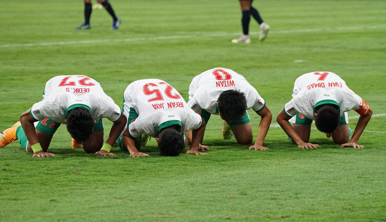 Pada menit ke-34, Irfan Jaya (kedua dari kiri) berhasil manggandakan keunggulan Timnas Indonesia menjadi 2-0 lewat golnya usai memanfaatkan umpan silang Asnawi Mangkualam dari sisi kiri pertahanan Laos. (Dok. PSSI)