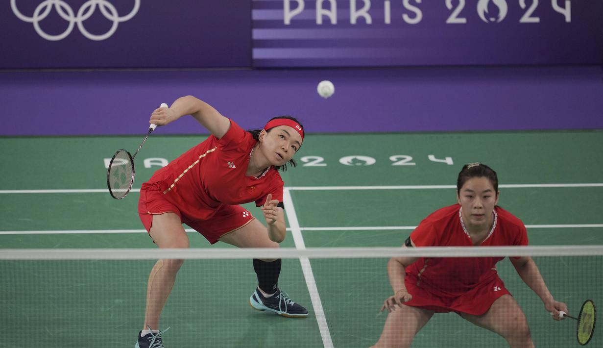 <p>Pemain ganda putri China, Chen Qingchen (kiri) berusaha mengembalikan bola drive saat menghadapi wakil Indonesia, Apriyani Rahayu/Siti Fadia Silva Ramadhanti pada laga kedua Grup A nomor ganda putri cabor bulu tangkis Olimpiade Paris 2024 di Porte de la Chapelle Arena, Prancis, Minggu (28/7/2024). (AP Photo/Kin Cheung)</p>