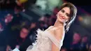 Aktris Spanyol Penelope Cruz tersenyum saat berpose menghadiri pemutaran film "Wasp Network" yang dipertunjukkan dalam kompetisi selama Venice Film Festival 2019 di Venice Lido, Italia (1/9/2019). Penelope Cruz tampil cantik mengenakan gaun putih di acara tersebut. (AFP Photo/Alberto Pizzoli)