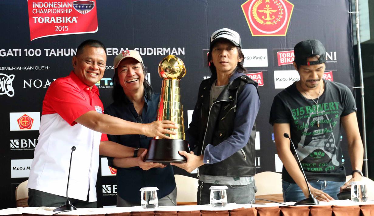 Panglima TNI, Gatot Nurmantyo (tengah) menyerahkan piala Jendera Sudirman secara simbolis kepada grup musik Slank saat press conference Piala Jenderal Sudirman di Hotel Century, Senayan, Jakarta, Rabu (20/1/2016). (Bola.com/Nicklas Hanoatubun)