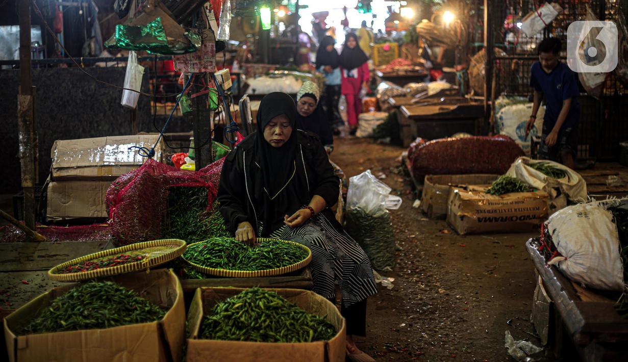 Pedagang memilah cabai di Pasar Induk Kramat Jati, Jakarta, Kamis (29/12/2022). Rencananya, revitalisasi Pasar Kramat Jati ini akan selesai sekitar 18 bulan. (Liputan6.com/Faizal Fanani)