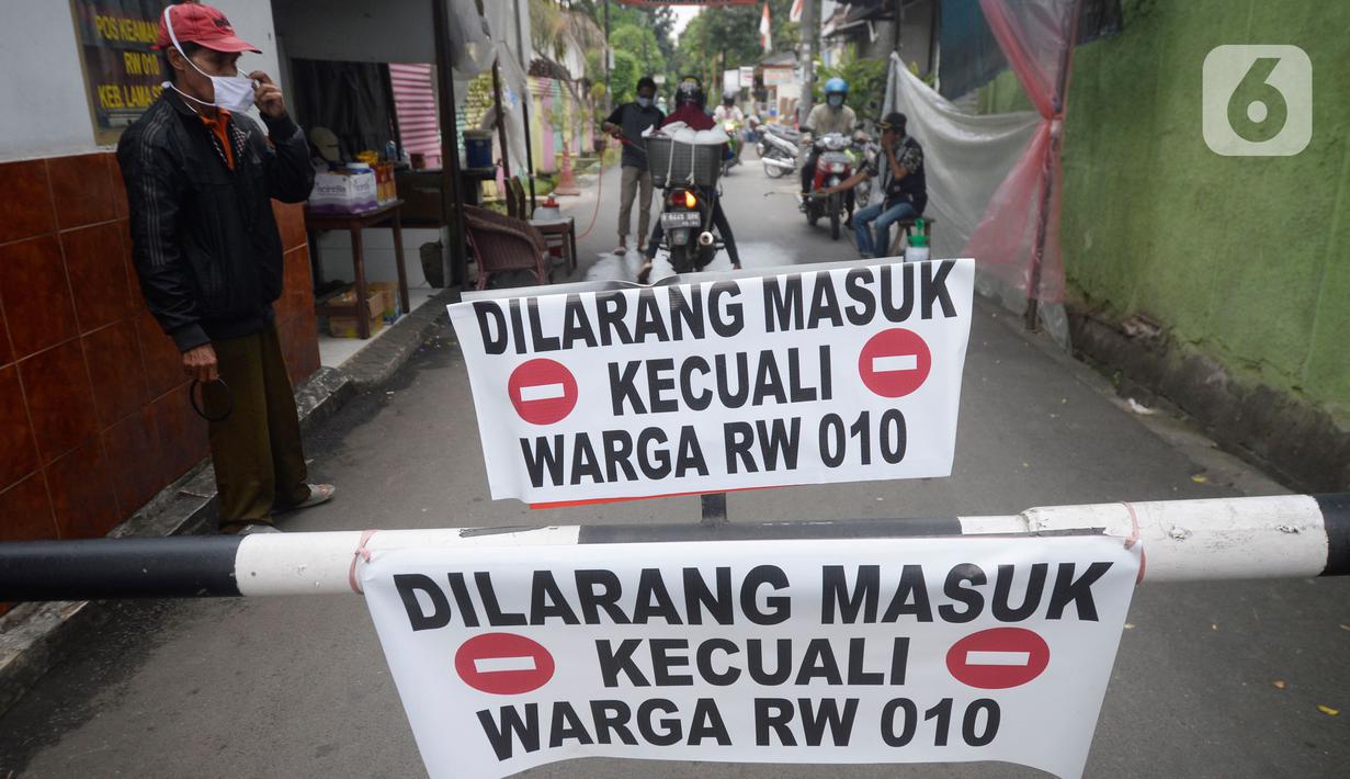 Sejumlah pemuda menjaga portal karantina wilayah menuju RW 10 di kawasan Tanah Kusir, Kelurahan Kebayoran Lama Selatan, Jakarta, Rabu (8/4/2020). Warga menerapkan akses satu pintu masuk pemukiman yang terdiri dari 12 RT tersebut untuk mencegah penyebaran corona COVID-19. (merdeka.com/Dwi Narwoko)