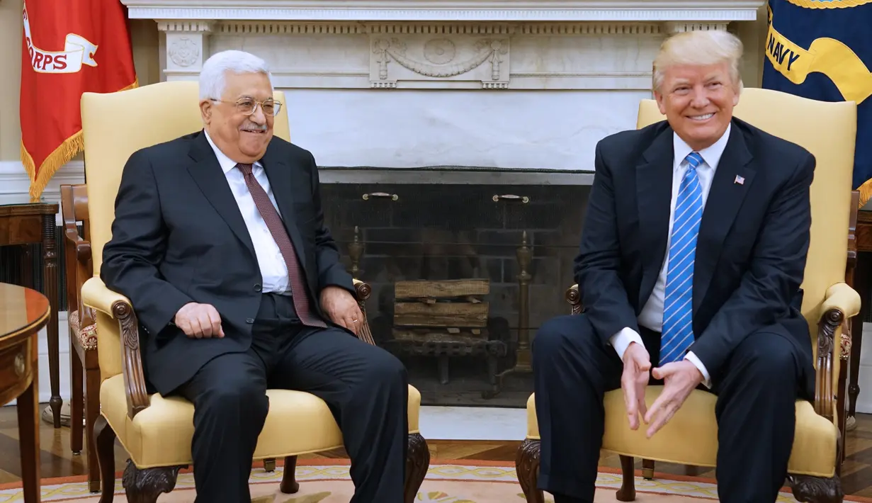 Senyum Presiden AS, Donald Trump dan Presiden Palestina, Mahmoud Abbas saat melakukan pertemuan di Gedung Putih, Washington, AS (3/5). Pertemuan membicarakan seputar upaya perdamaian Timur Tengah melalui cara diplomatik. (AFP Photo/Mandel Ngan)